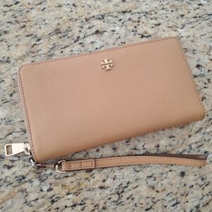 Tory Burch Full Zip Continental Wallet in Excellent Condition